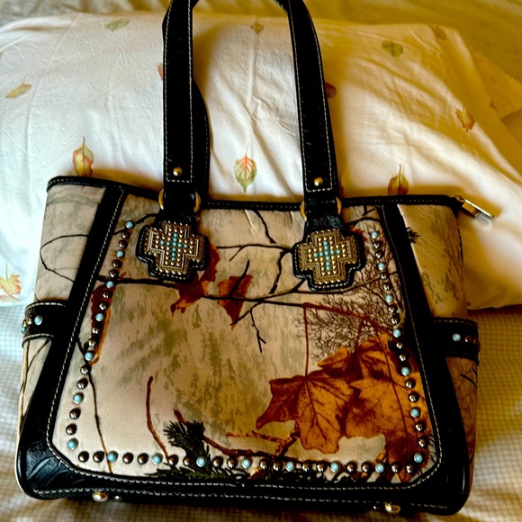 P & G Western Purses Handbags - P & G Collection Western Purse Cream/ Leaf pattern.